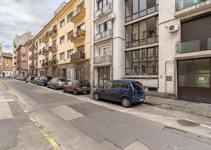 Newly Renovated!!! - Modern Apartment 10 Minutes From The Grand Boulevard